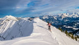 Skitourengehen auf dem Dürrnbachhorn in einer verschneiten Winterkullisse
