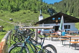 Zur Wettersteinalm: Die Wettersteinalm mit Bike Parkplatz