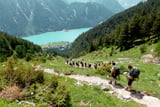 Der Weg vom Achensee hinauf zur Dalfazalm eignet sich für kleine und große Gruppen.