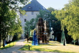 Vor dem Museum »Fressendes Haus« steht der »Gläserne Wald«.