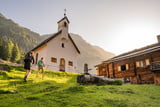 Ein Pärchen wandert zur Schutzengelkapelle der Oberstelleralm.