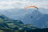 Ein Gleitschirmflieger ist in den Bergen.