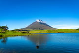 Der Berg Pico auf den Azoren, davor ein See.