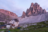 Die Zsigmondy-Hütte (2224 m) in den Sextner Dolomiten vor dem Zwöfler im Abendrot.