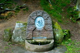 Am Luitpold-Brunnen, einem der jüngsten am Ensheimer Brunnenweg