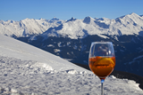 Ein Gläschen Aperol am Gipfel - das Highlight des High-Society-Wanderers.