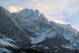 Die Mixed-Route "Himmel und Hölle" führt durch die Nordwand der Zugspitze. Im oberen Bereich hat Fritz Miller den brüchigen Teil weiter rechts umgangen (in gelb markiert).