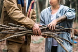 Zwei Personen beim Holz sammeln
