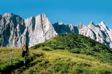 Diese schöne Wanderung spielt sich vor den beeindruckenden Wänden des Karwendelhauptkamms ab.