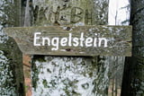 Aus dem gleichen Holz geschnitzt: Wegweiser zum Engelstein