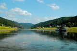 Einfach am Wasser sitzen: die Elbe bei Bad Schandau mit Blick auf die Schrammsteine