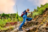 Der kleine Klettersteig führt über den steilsten Weinhang Europas.