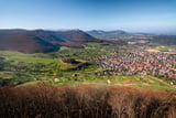 Blick vom Beurener Fels ins Albvorland, nach Beuren und zur Ruine Hohenneuffen.