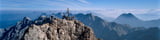 Deutschlands höchster Berg: Der Gipfel der Zugspitze mit dem markanten, goldenen Gipfelkreuz.