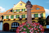 In Wasenweiler steht gegenüber dem Dorfbrunnen das historische Gasthaus Sonne.