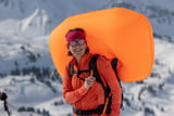 Eine Probe-Auslösung zeigt, ob der Lawinenrucksack noch einwandfrei funktioniert - so wie bei Bergsteiger-Redakteurin Petra Rapp.