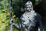 Diese Statue stellt Rübezahl als alten Mann mit langem Bart dar.