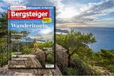 Das Cover der neuen Bergsteiger Ausgabe: Ein Mann mit Wanderrucksack im Tramuntana-Gebirge auf Mallorca, im Hintergrund das Meer.