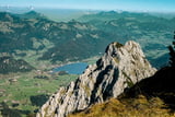 Blick beim Aufstieg zum Petersköpfl auf den Walchsee und die Chiemgauer Alpen