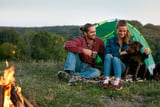 Camping mit Hund im Freien.