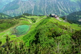 Blick vom Kammweg hinab auf die Fellhornstation Schlappoltalpe mit See
