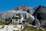 Bei der Zsigmondyhütte gewinnen wir instruktive Einblicke in das Elfermassiv und den Verlauf des Alpini- steiges.
