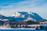 Winterliche Landschaft mit Blick auf den wilden Kaiser in Österreich
