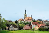 Die Altstadt von Stadtsteinach mit Pfarrkirche und Marienkapelle (links) liegt auf einem Hügel.