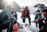 Menschen bei einem Outdoor-Kurs auf einem Gletscher