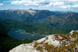 Blick von der Riffelscharte auf den tiefblauen Eibsee.
