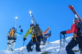 Skitourenrucksäcke mit befestigten Skiern