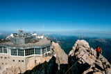 Im Gegensatz zum höchsten Punkt ist der Nebengipfel der Zugspitze stark verbaut.